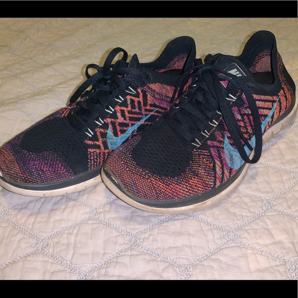 Nike knit tennis shoes